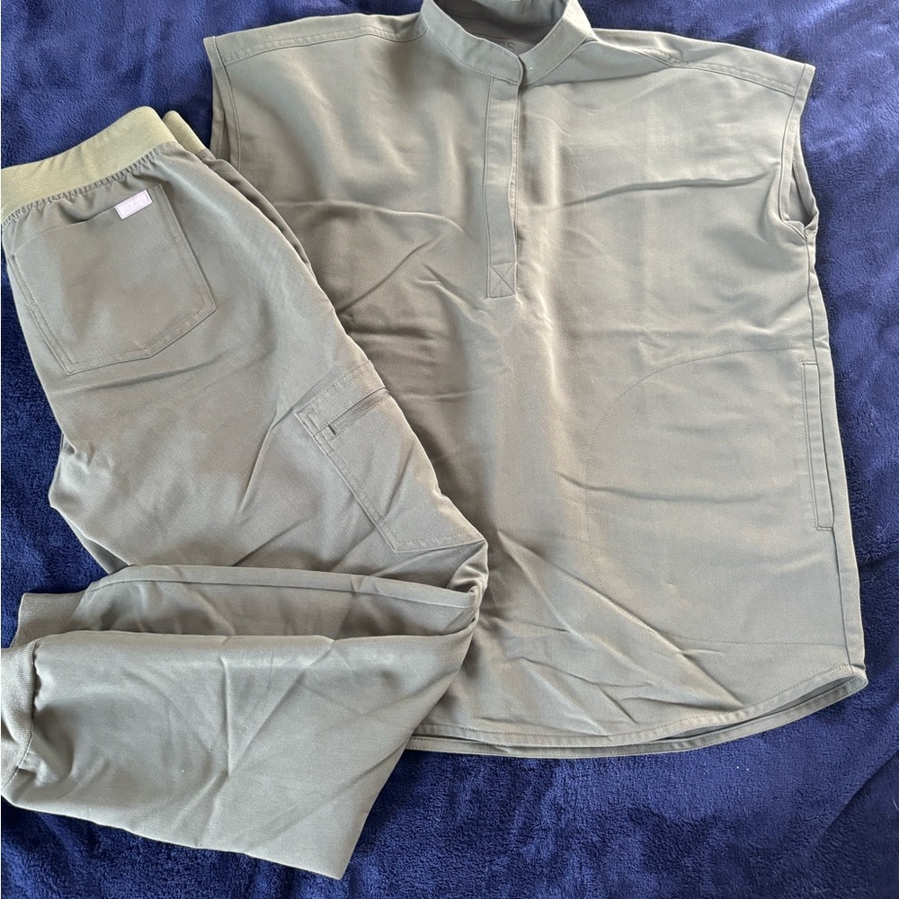 Women’s Figs Scrub set